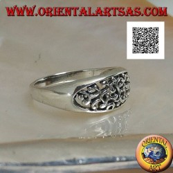Anillo de plata con decoración densa calada sobre un óvalo horizontal