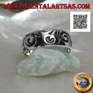 Anello a fedina in argento con disegni ondeggianti in stile maori-polinesia incisi