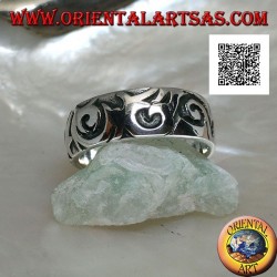 Silver band ring with engraved Maori-Polynesian style wavy designs