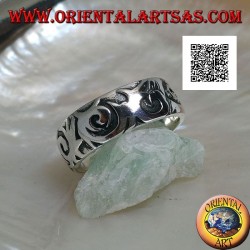 Bague en argent avec motifs ondulés gravés de style maori-polynésien