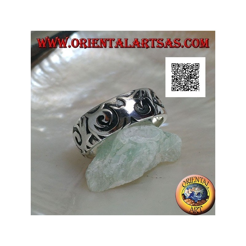 Anillo de plata con diseños ondulados de estilo maorí-polinesio grabados