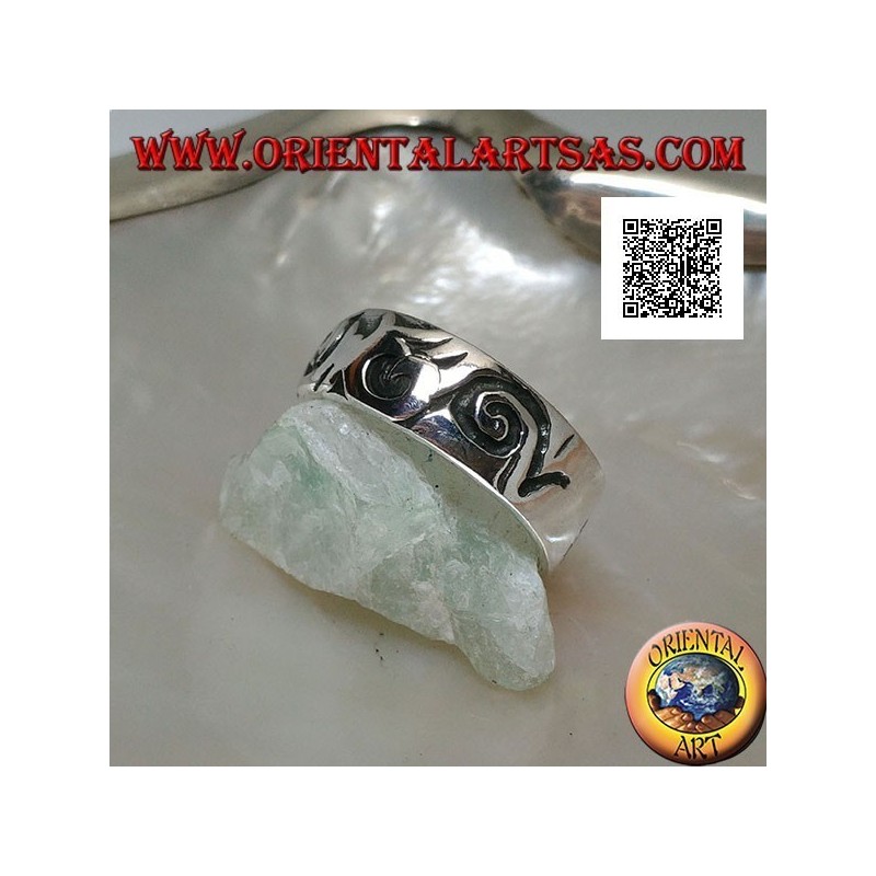 Anillo de plata con diseños ondulados de estilo maorí-polinesio grabados