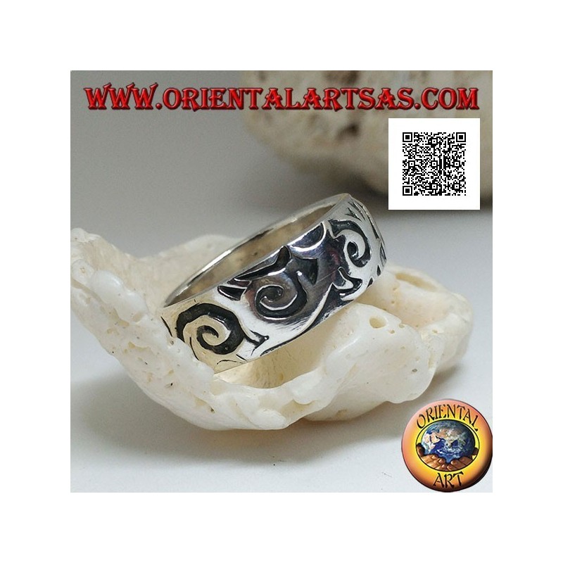 Anillo de plata con diseños ondulados de estilo maorí-polinesio grabados