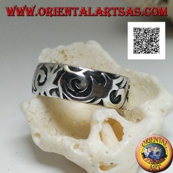 Bague en argent avec motifs ondulés gravés de style maori-polynésien