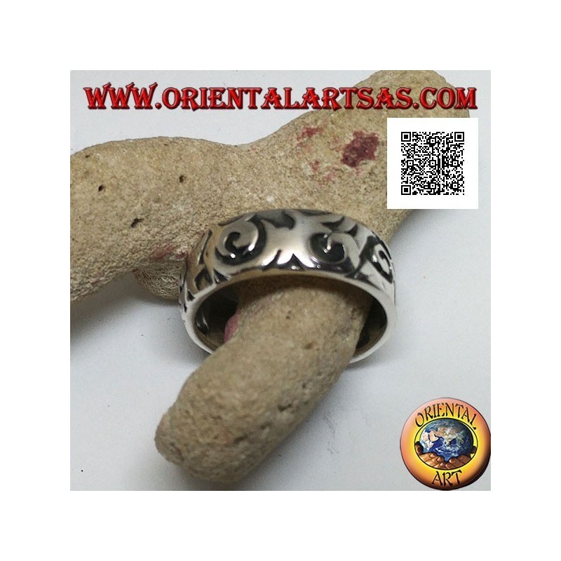 Anillo de plata con diseños ondulados de estilo maorí-polinesio grabados