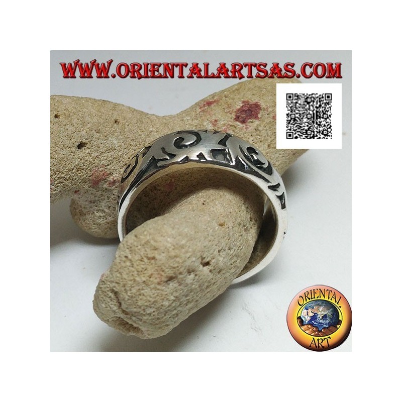Anello a fedina in argento con disegni ondeggianti in stile maori-polinesia incisi