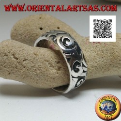 Bague en argent avec motifs ondulés gravés de style maori-polynésien