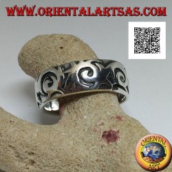 Anillo de plata con diseños ondulados de estilo maorí-polinesio grabados