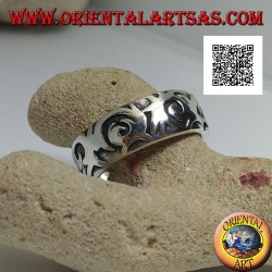 Anillo de plata con diseños ondulados de estilo maorí-polinesio grabados