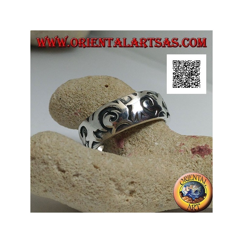 Anello a fedina in argento con disegni ondeggianti in stile maori-polinesia incisi