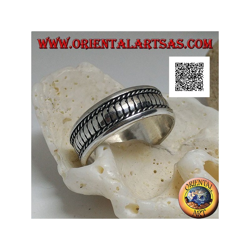 Anillo de plata con rayas verticales entrelazadas de arriba a abajo