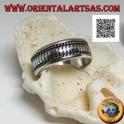 Anillo de plata con rayas verticales entrelazadas de arriba a abajo