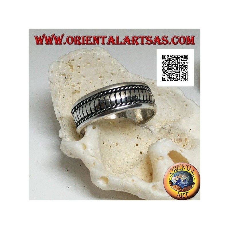 Bague en argent avec rayures verticales entre les entrelacs du haut vers le bas