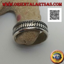 Anillo de plata con rayas verticales entrelazadas de arriba a abajo