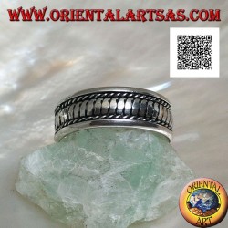 Anillo de plata con rayas verticales entrelazadas de arriba a abajo