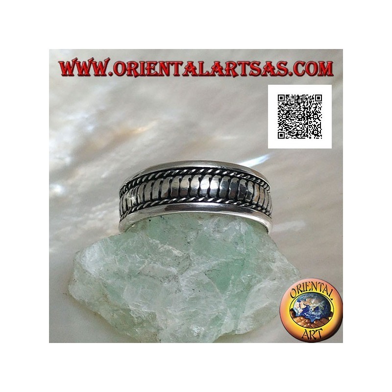 Bague en argent avec rayures verticales entre les entrelacs du haut vers le bas