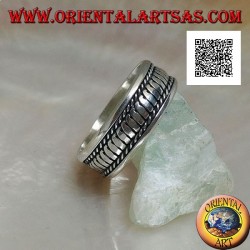 Anillo de plata con rayas verticales entrelazadas de arriba a abajo
