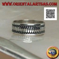 Anillo de plata con rayas verticales entrelazadas de arriba a abajo