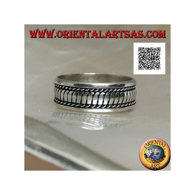 Bague en argent avec rayures verticales entre les entrelacs du haut vers le bas