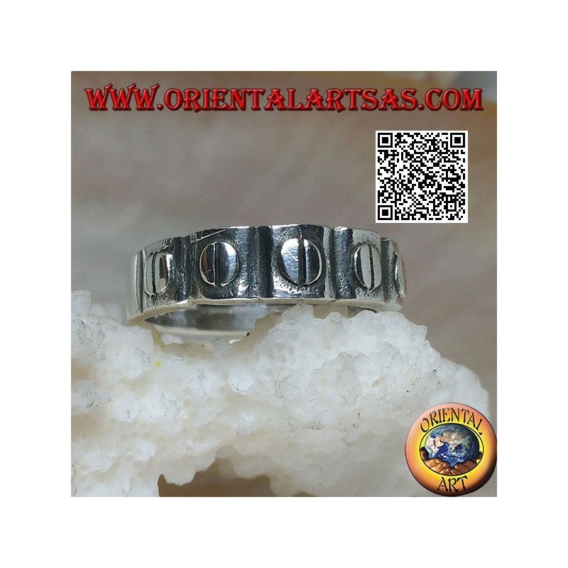 Anillo de plata con discos grabados en relieve
