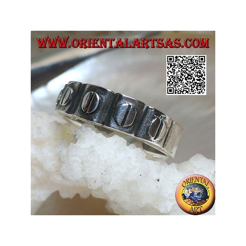Anillo de plata con discos grabados en relieve