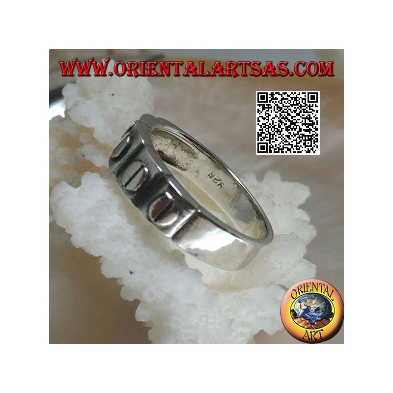 Silver ring with engraved discs in relief