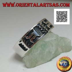 Anillo de plata con motivo artístico oriental en bajorrelieve