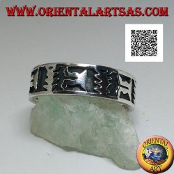 Anillo de plata con motivo artístico oriental en bajorrelieve