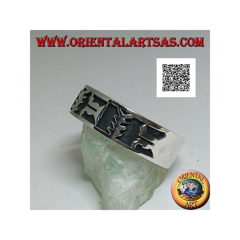 Anello fedina in argento con motivo artistico orientale in bassorilievo