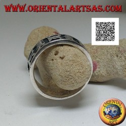 Anillo de plata con motivo artístico oriental en bajorrelieve