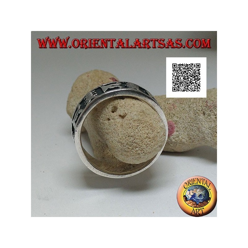 Anello fedina in argento con motivo artistico orientale in bassorilievo