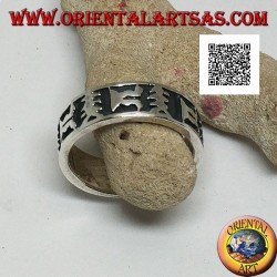 Anillo de plata con motivo artístico oriental en bajorrelieve