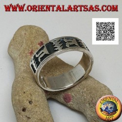 Anillo de plata con motivo artístico oriental en bajorrelieve
