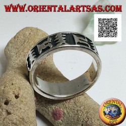 Anillo de plata con motivo artístico oriental en bajorrelieve