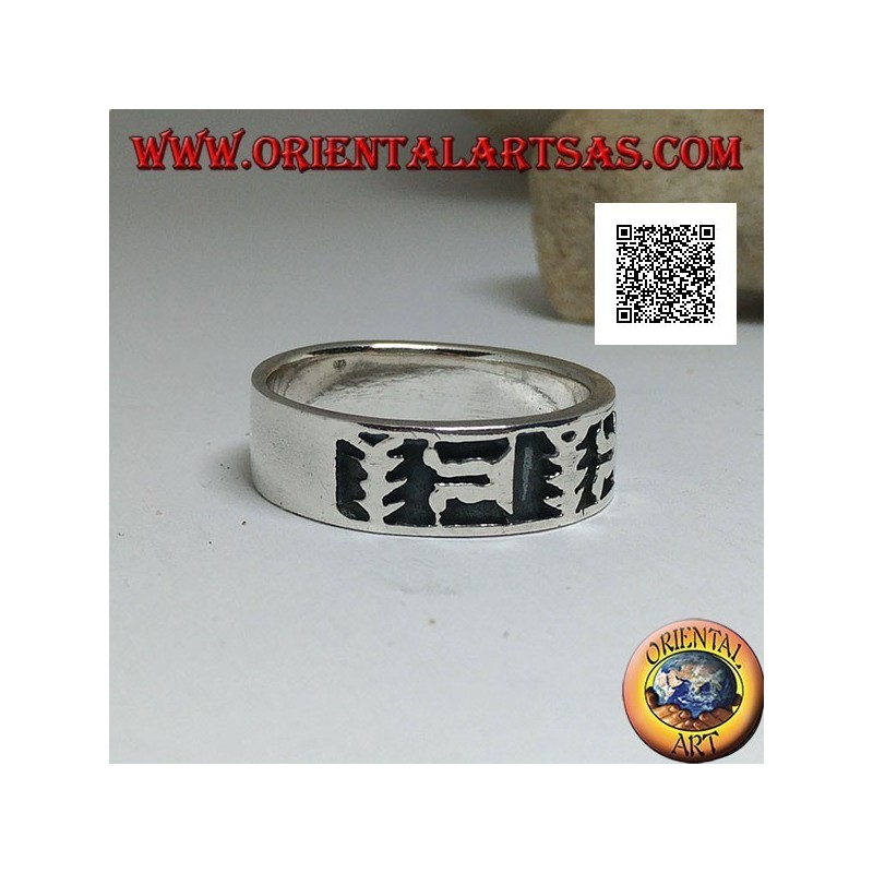 Anillo de plata con motivo artístico oriental en bajorrelieve