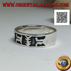 Anillo de plata con motivo artístico oriental en bajorrelieve