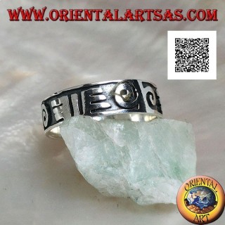 Anello fedina in argento con spirali e disegni maori in bassorilievo