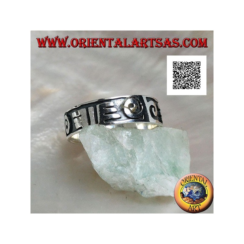 Bague en argent avec spirales et dessins maoris en bas-relief