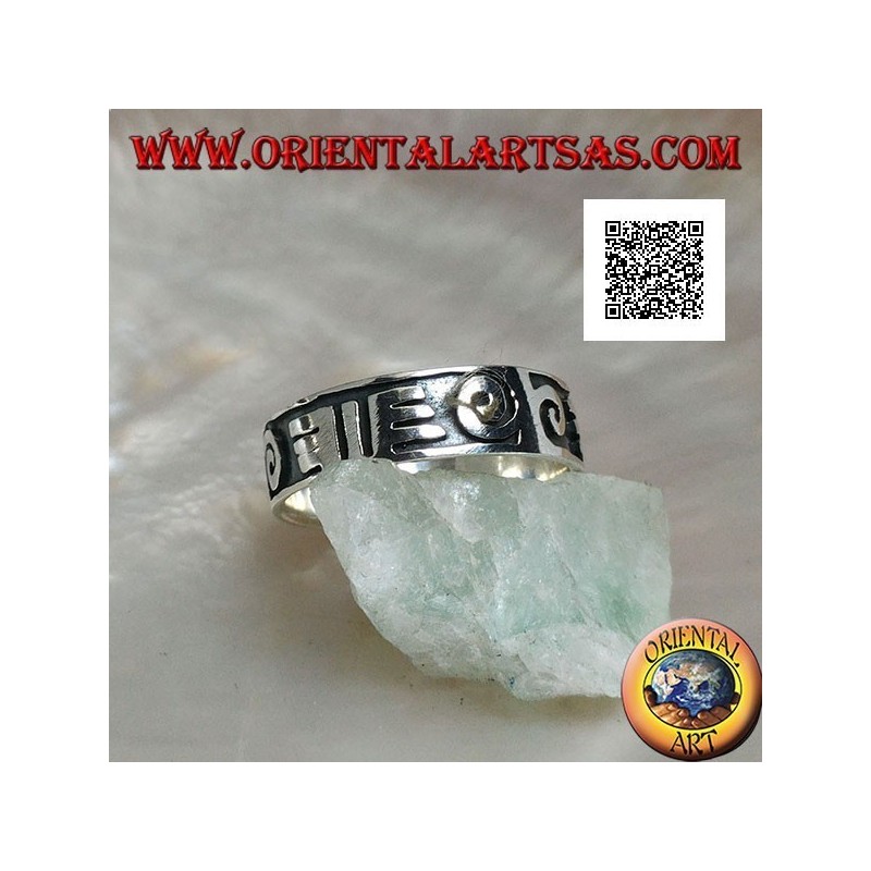 Anillo de plata con espirales y dibujos maoríes en bajorrelieve