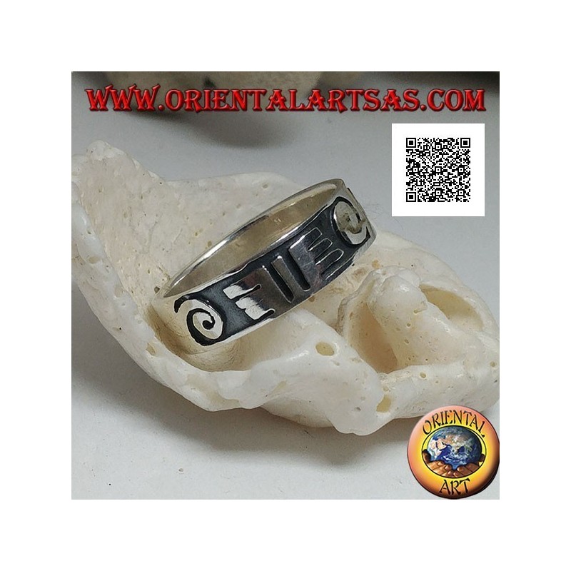 Anillo de plata con espirales y dibujos maoríes en bajorrelieve