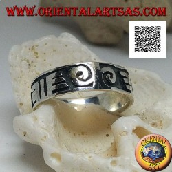 Bague en argent avec spirales et dessins maoris en bas-relief