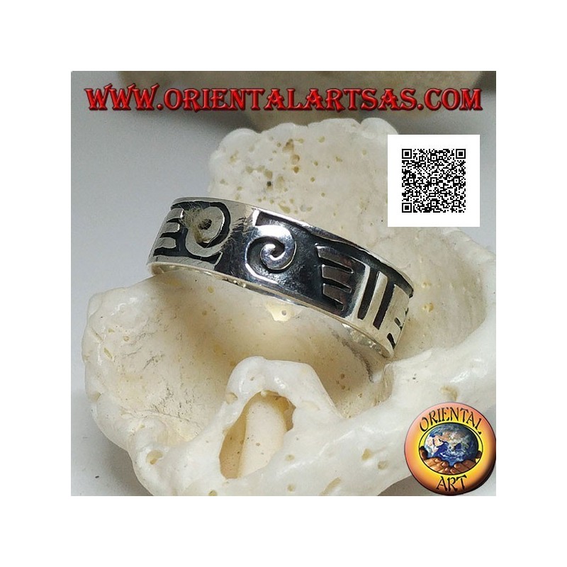 Bague en argent avec spirales et dessins maoris en bas-relief