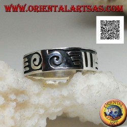 Anillo de plata con espirales y dibujos maoríes en bajorrelieve
