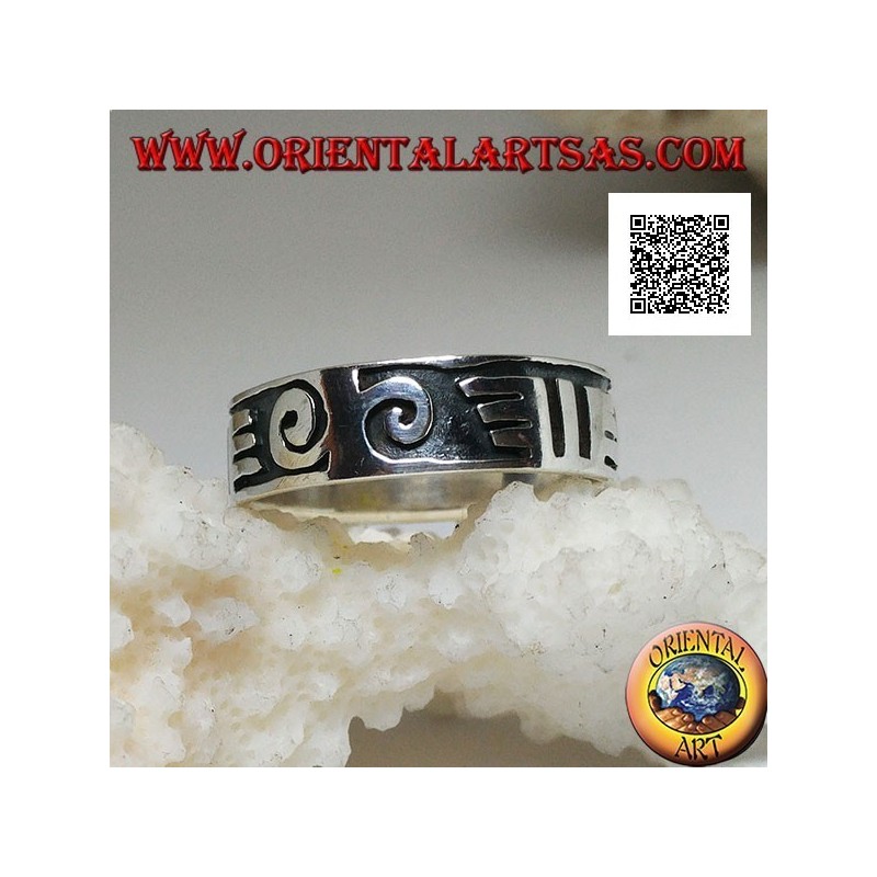 Anillo de plata con espirales y dibujos maoríes en bajorrelieve