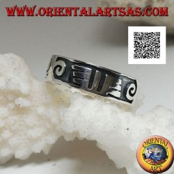 Anillo de plata con espirales y dibujos maoríes en bajorrelieve