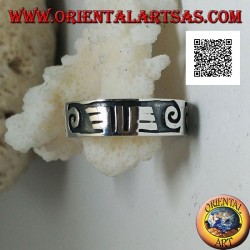 Bague en argent avec spirales et dessins maoris en bas-relief
