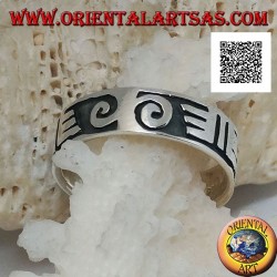 Anillo de plata con espirales y dibujos maoríes en bajorrelieve