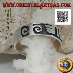 Bague en argent avec spirales et dessins maoris en bas-relief