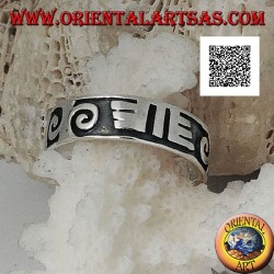 Bague en argent avec spirales et dessins maoris en bas-relief