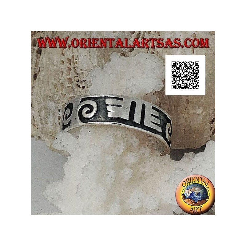 Bague en argent avec spirales et dessins maoris en bas-relief